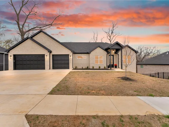 1421 Lee St, Pea Ridge, AR 72751