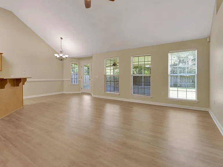 836 Laurel Hill Cir — Photo 5
