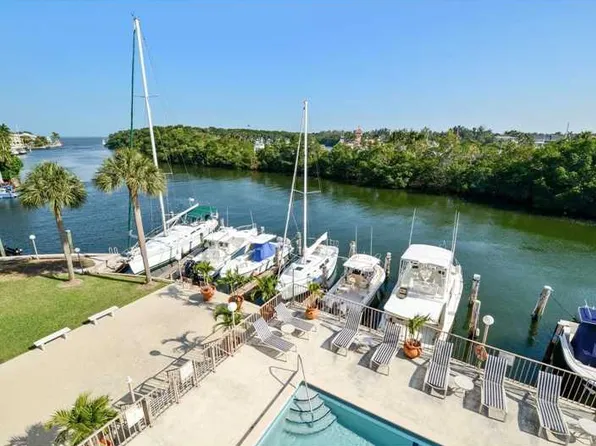 6901 Edgewater Dr APT 327, Coral Gables, FL 33133