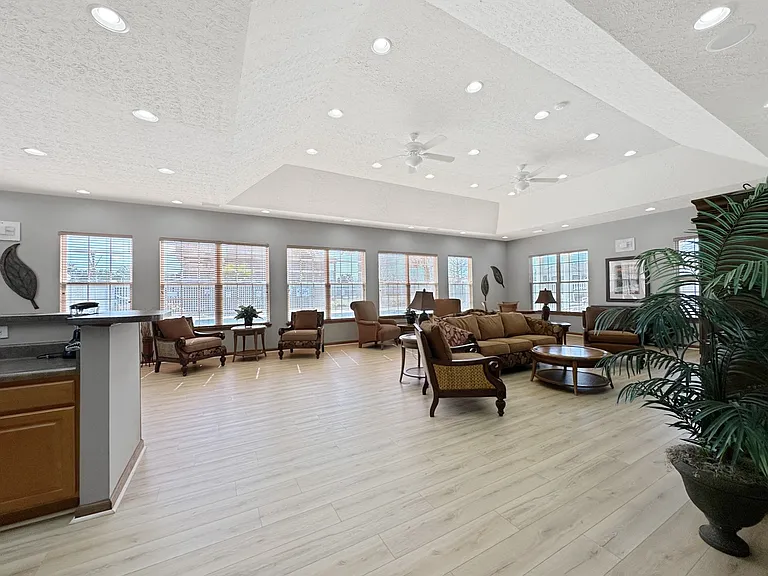 Alison Pointe Apartments — Photo 6