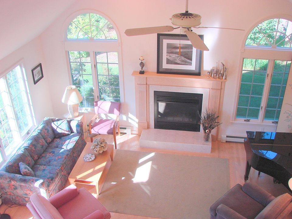 19' x 19' living room