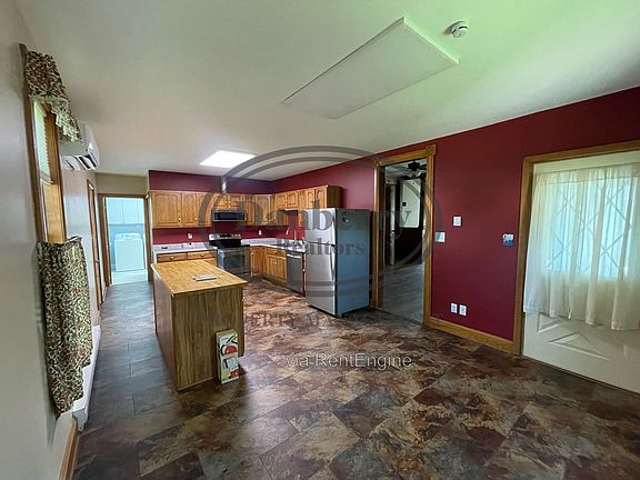 4th image of 109 S Main St