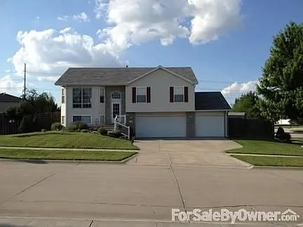 Great neighborhood
						:
						Large corner lot, underground sprinkler system, great landscaping.