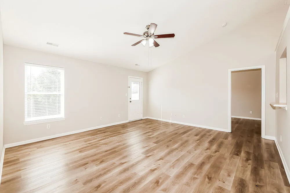 3 bed, 2.0 bath, 1204 sqft, $2,240 — Photo 4