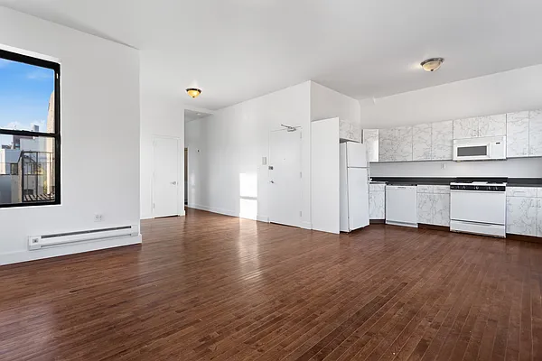 Rented by Safdie Realty Group | media 21