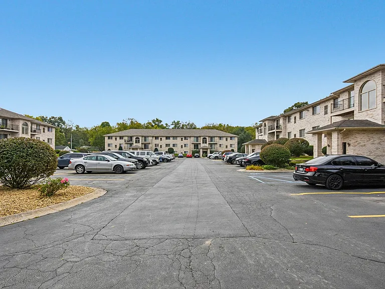 Maple Leaf Apartments — Photo 17