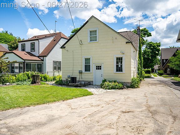 2nd image of 39 Mohawk Rd
