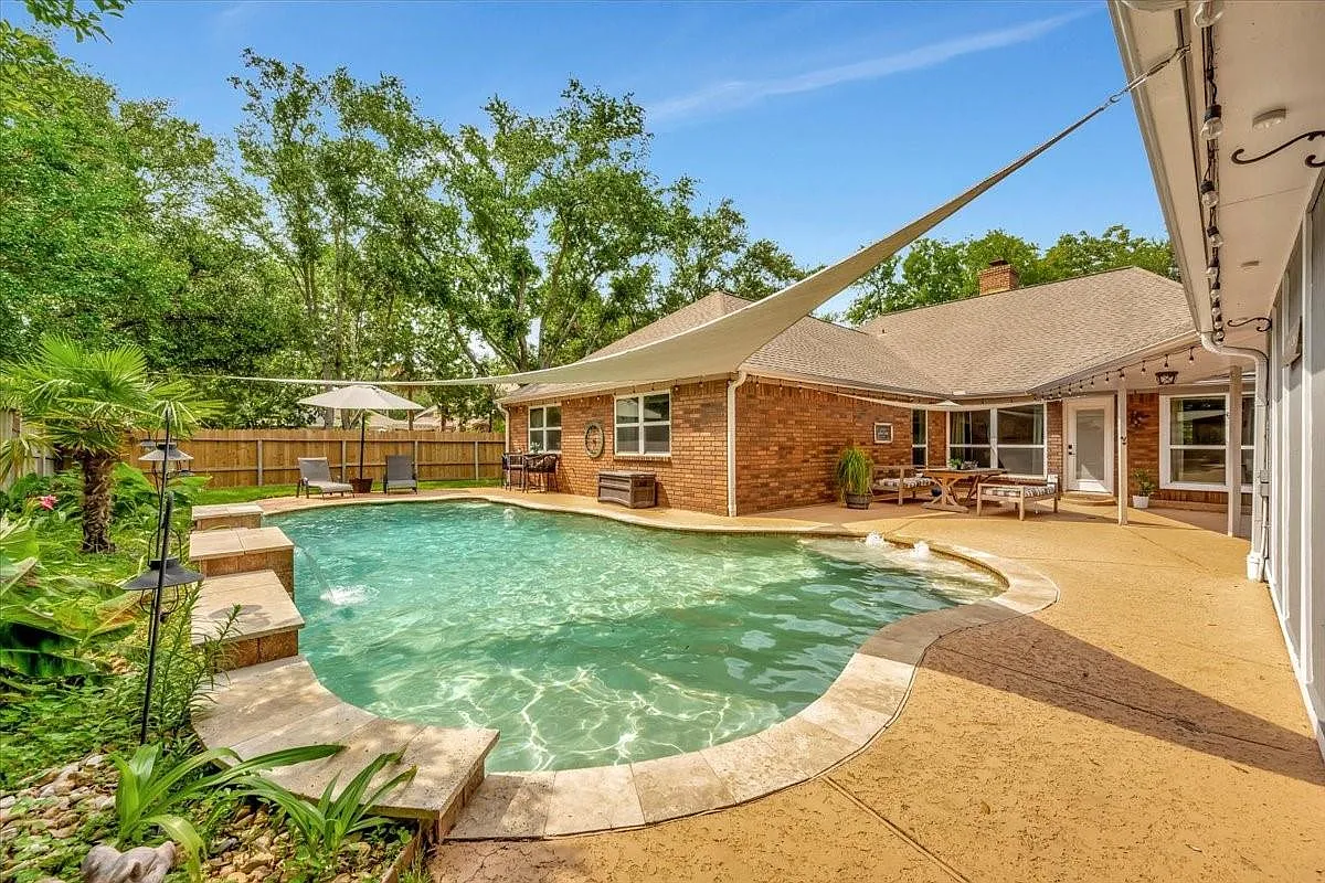 Building Photo - 15402 Willow Shores Dr