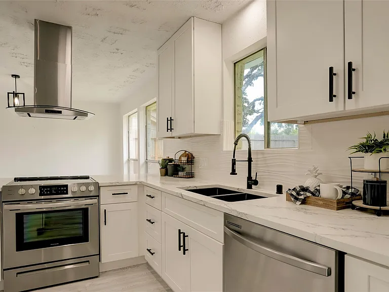 7926 Windy Creek Dr — Photo 19