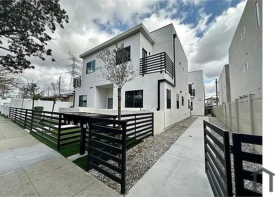 5650 Auckland Ave #HALF — Photo 10