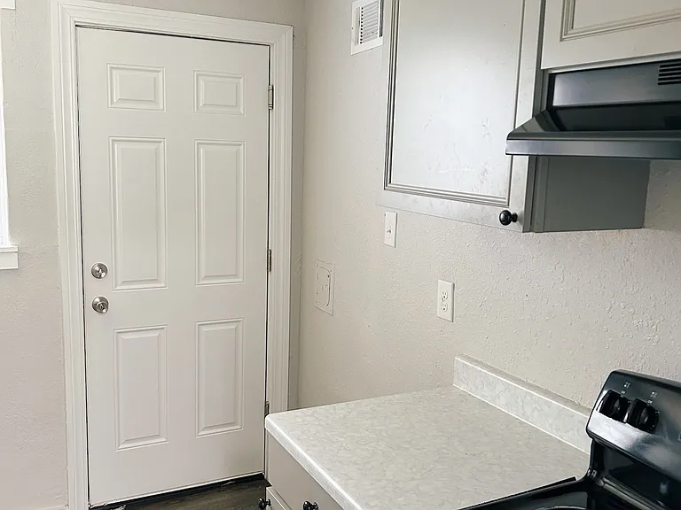 1210 Saint Charles St — Photo 18