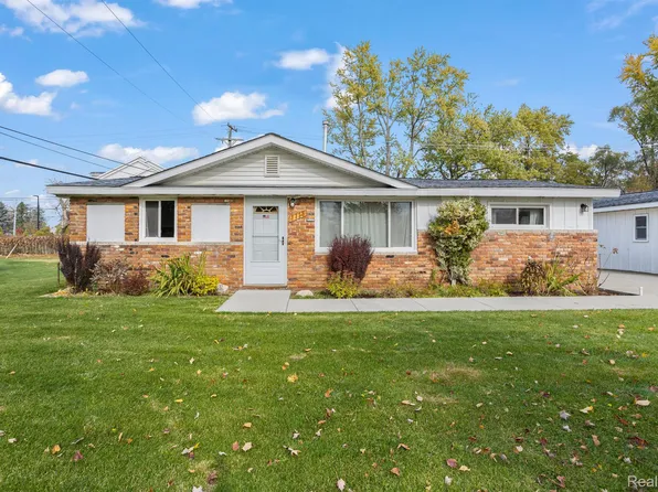1715 Payson Rd, Walled Lake, MI 48390