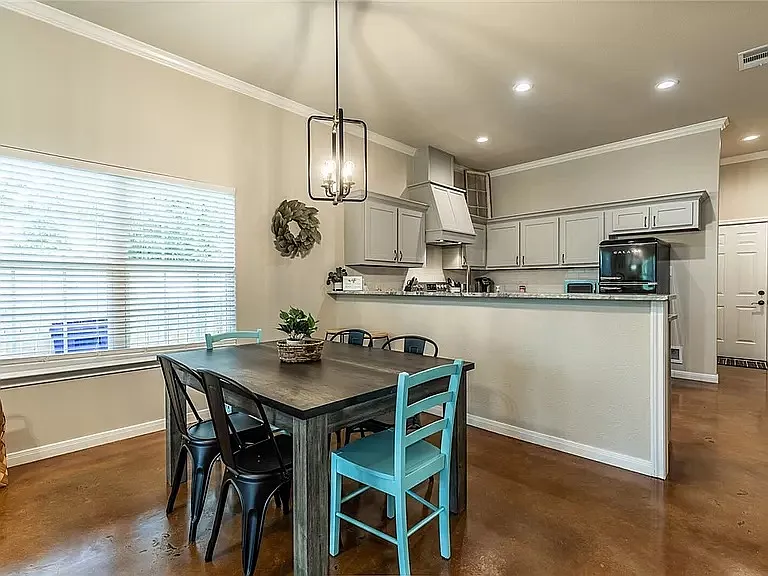 1121 Brook Ave — Photo 8