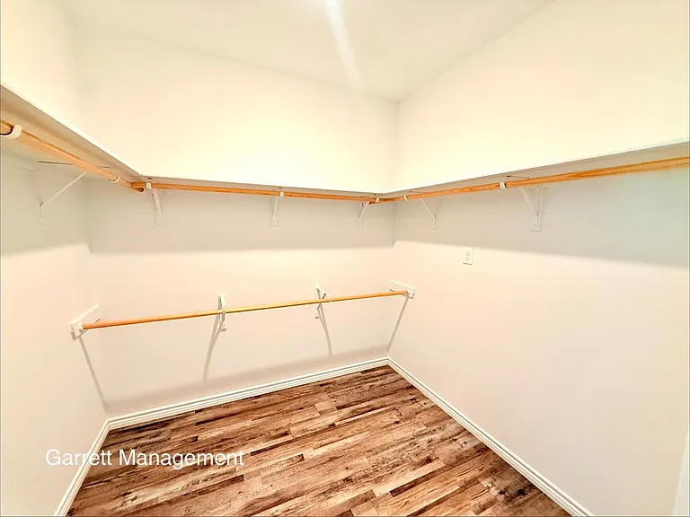 828 Elijah Ln — Photo 9