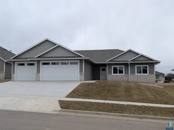 8305 E Spearfish Ct, Sioux Falls, SD 57110