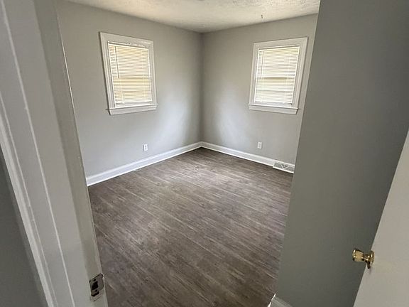 5th image of 819 W Florence Ave