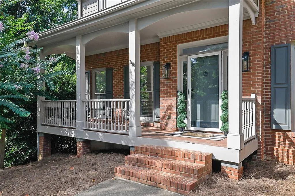 5 bed, 3.5 bath, 2510 sqft, $2,995 — Photo 2