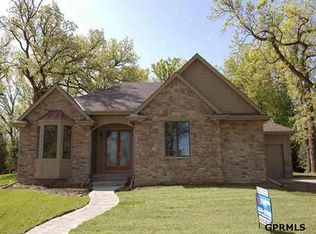 9725 Pinehurst Cir, Omaha, NE 68124