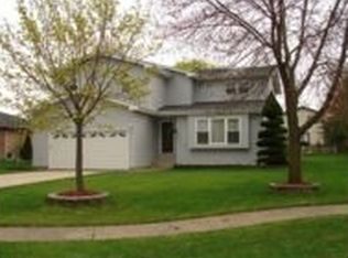 838 River Dr, Carol Stream, IL 60188