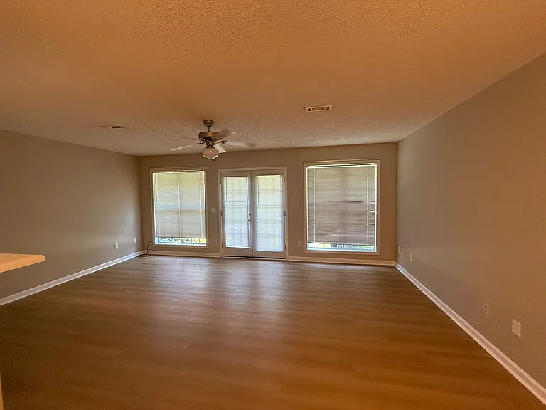 123 Woodberry Dr — Photo 2