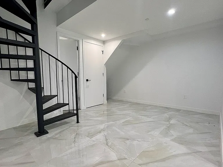 27-10 Crescent St #1F — Photo 12