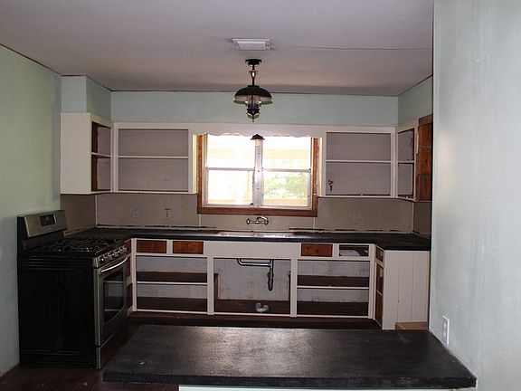 3rd image of 1101 McGregor Dr