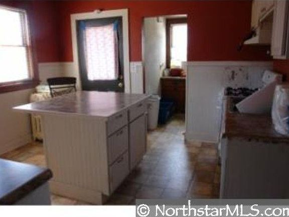 4th image of 1122 Rose Ave E
