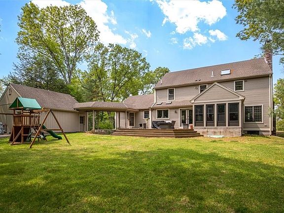 3rd image of 10 Woodcrest Dr