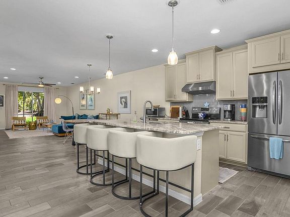 4th image of 14867 Edgewater Cir