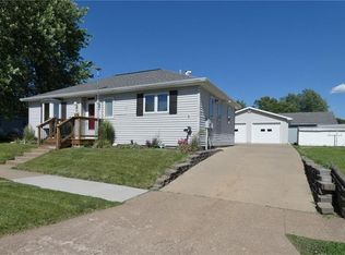 910 W 4th St, Pella, IA 50219