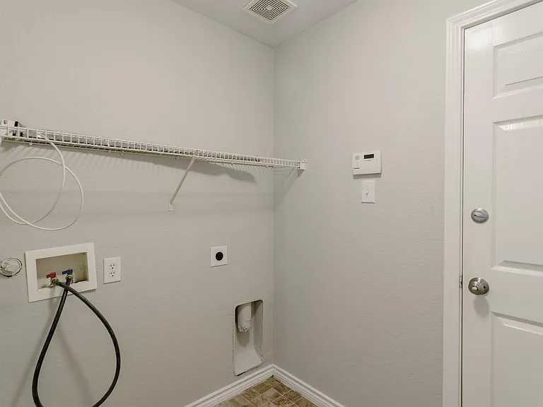 8915 Wild Rose Ln — Photo 16