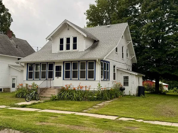 809 N 9th St, Clear Lake, IA 50428