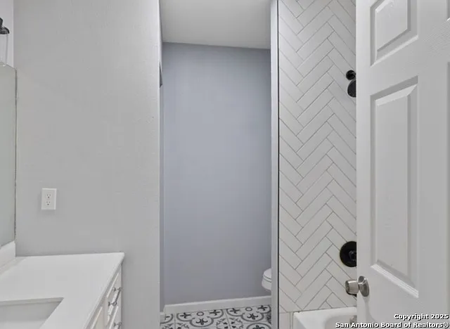 1050 Vanderbilt St — Photo 8