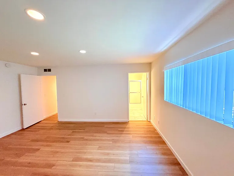 5233 Cartwright Avenue — Photo 17