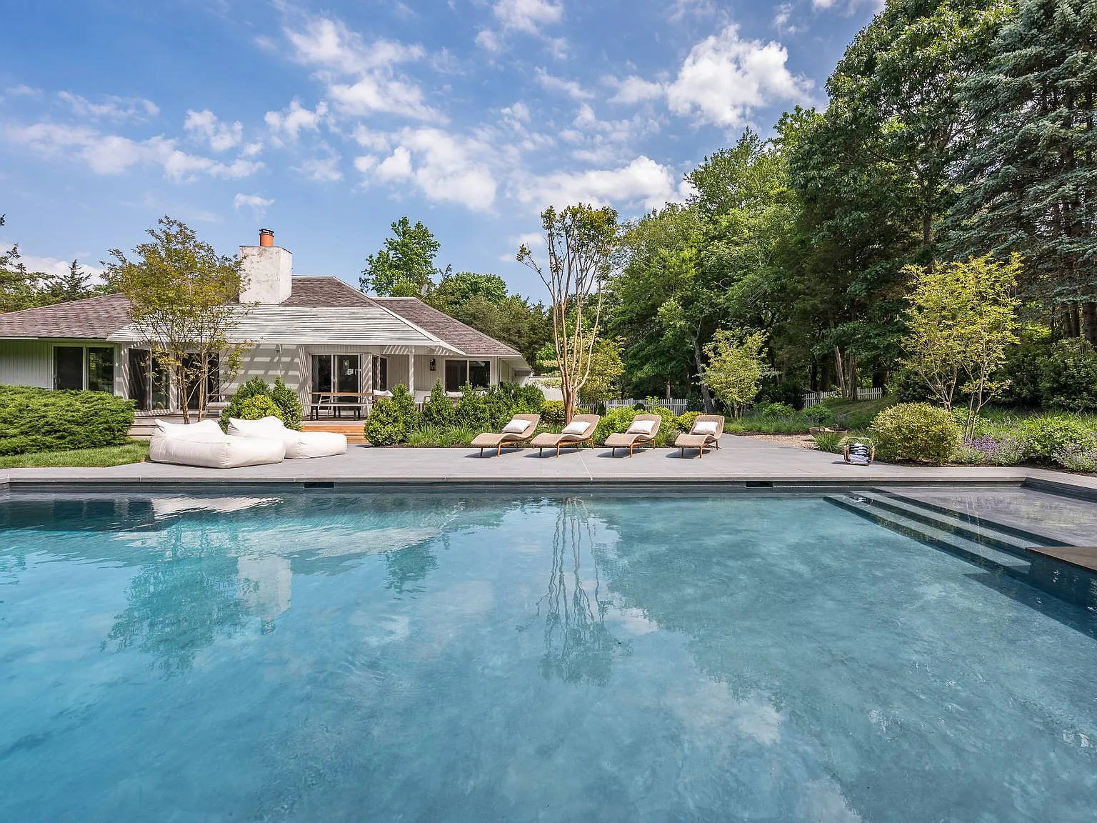 Designer Sanctuary in Southampton with New Pool and Spa — Photo 1