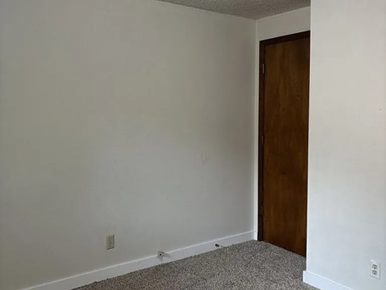 2142 Maplewood Dr S — Photo 10