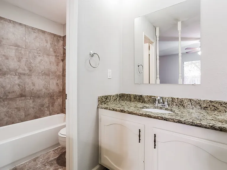 2109 Kings Rd — Photo 12