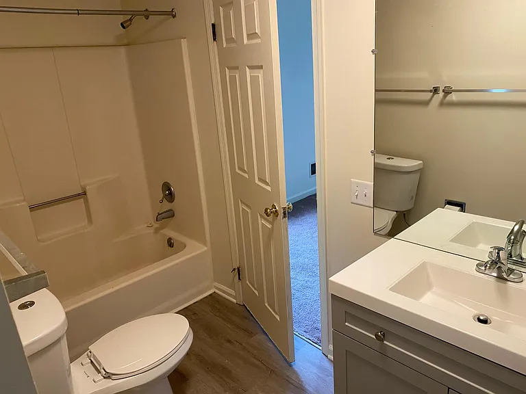 Full bathroom between the bedrooms