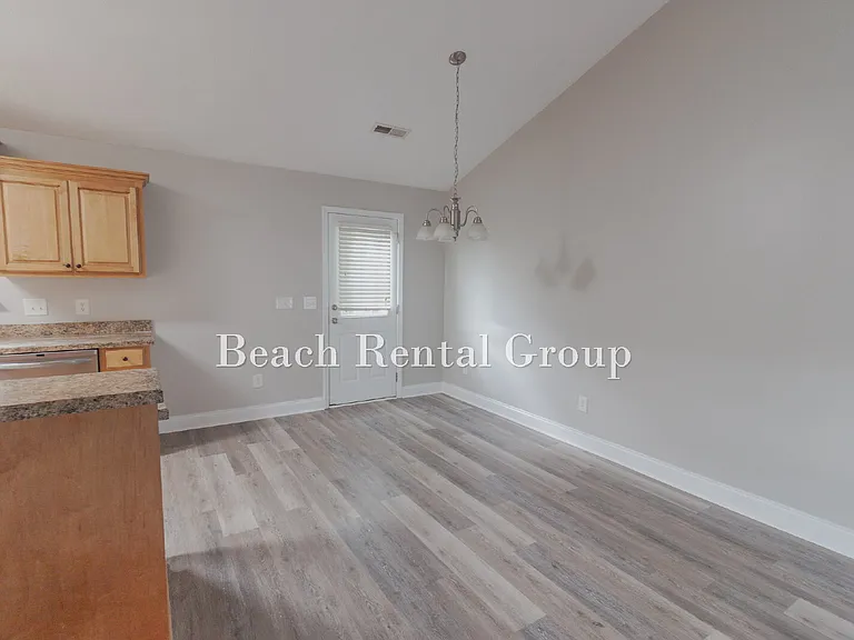 204 Macarthur Dr — Photo 9