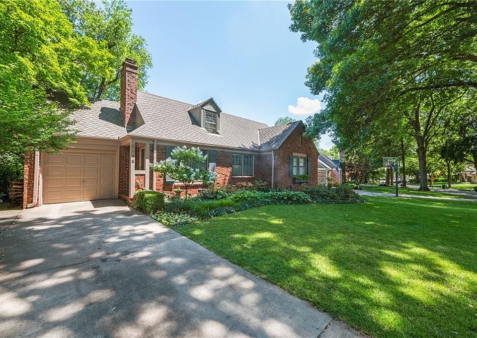 8015 Manor Rd, Leawood, KS 66206 Zillow