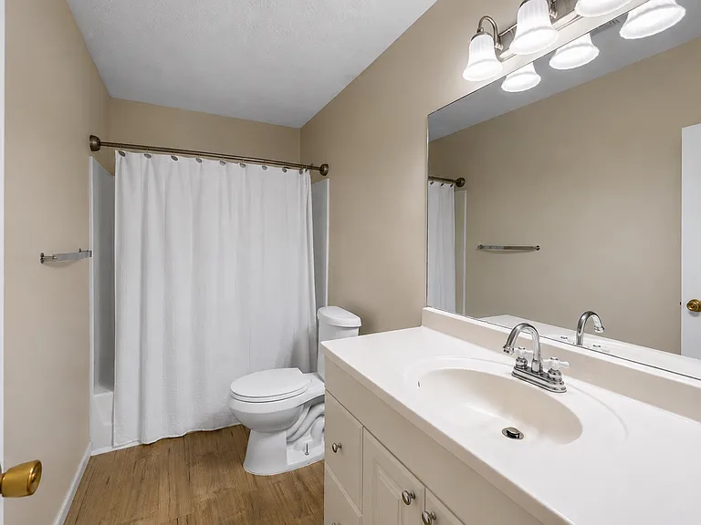801 Valerie Ln — Photo 8