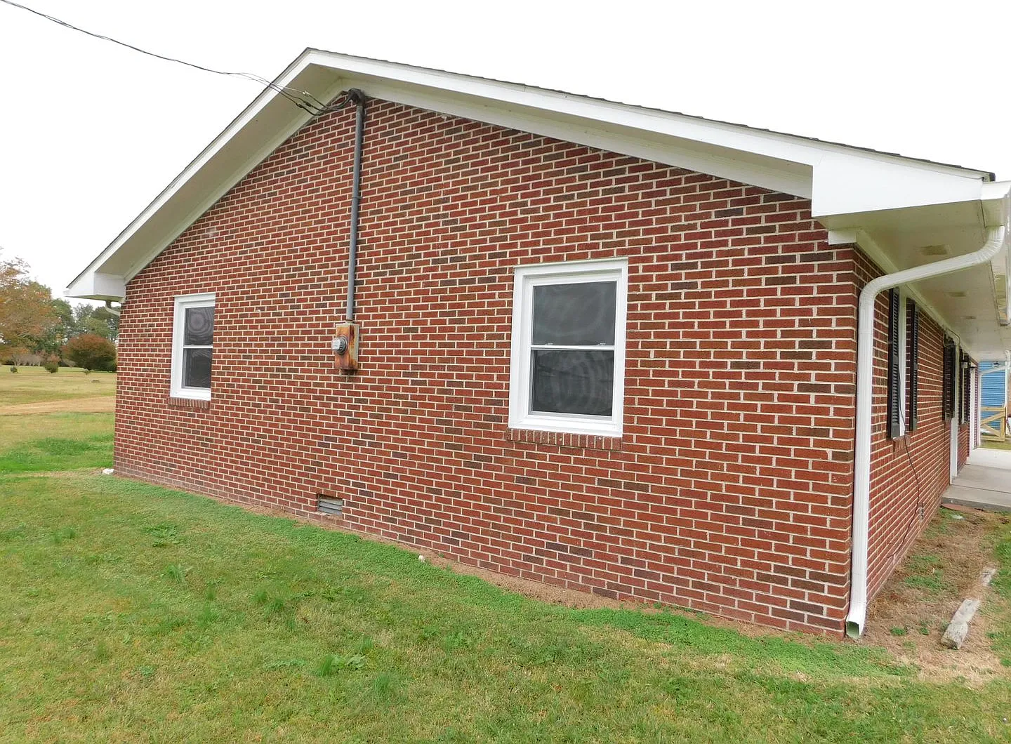 Newly Renovated 3 bedroom, 2 bath home — Photo 2