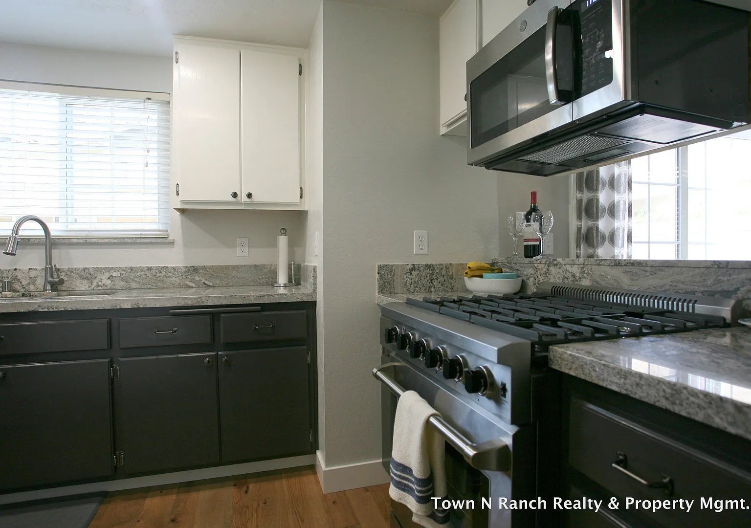 3Br 2 1/2Ba, 2 Story Condo Avail now short term lease — Photo 4