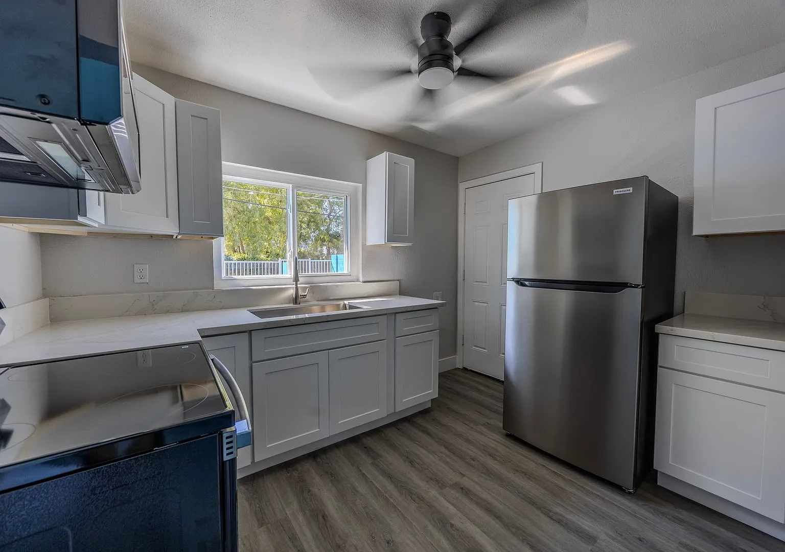 Oversized 800 SQ FT Boutique 1-Bed | Utilities Included | Steps to Main Street — Photo 2
