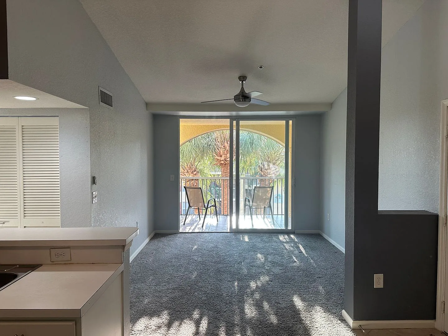 3rd Floor unfurnished 2 bedroom 1 bath condo in central location — Photo 3