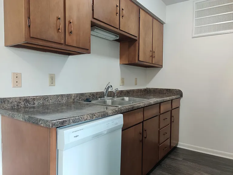 843 Hartford St — Photo 14