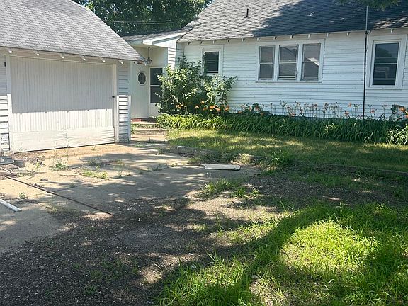 2nd image of 827 Golden Ave