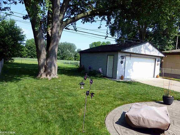 4th image of 21836 Oakwood Ave