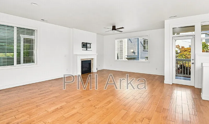 4 bed, 3.5 bath, 2040 sqft, $4,095 — Photo 4