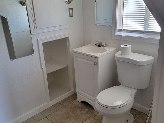 5th image of 371 E Main St